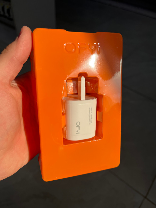 شارژر دیواری OFYi با فناوری شارژ سریع QC 3.0 و درگاه USB