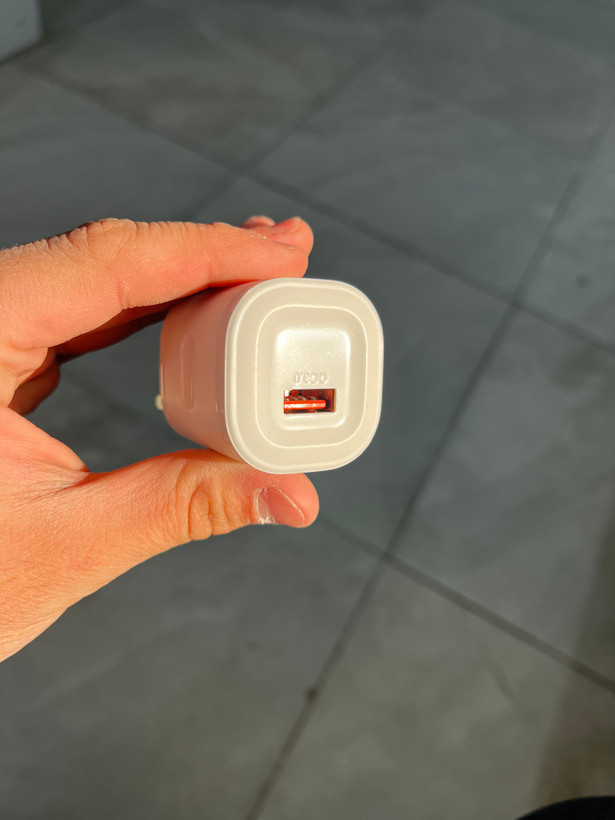 شارژر دیواری OFYi با فناوری شارژ سریع QC 3.0 و درگاه USB