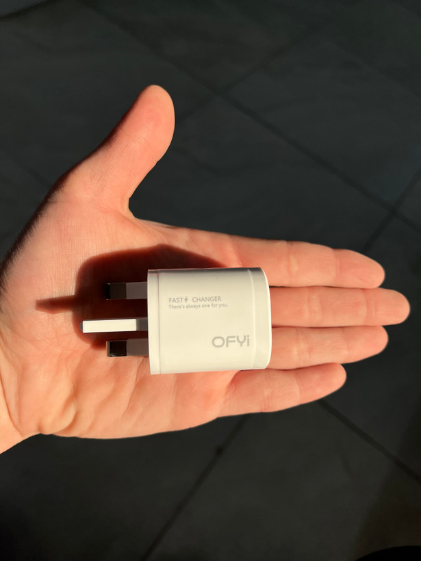 شارژر دیواری OFYi با فناوری شارژ سریع QC 3.0 و درگاه USB
